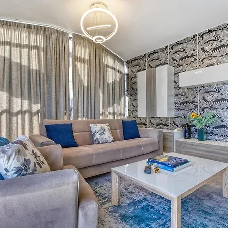 Skyline Penthouse With Large Terrace & Views